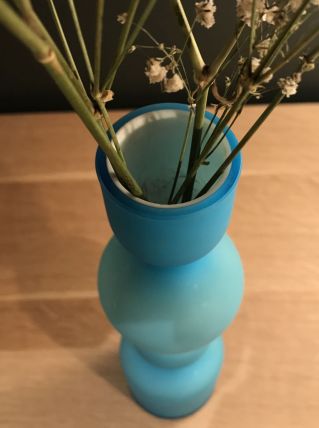 Joli vase bleu en verre bicolore