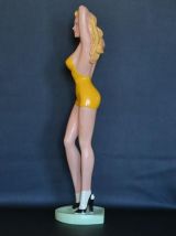 Pin Up robe jaune en résine années 1950