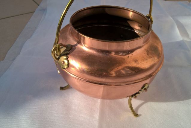 POT EN CUIVRE AVEC ANSE