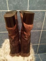 C'est une botte  marron en cuir 100% 