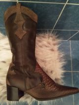 C'est une botte  marron en cuir 100% 