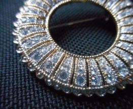 Broche couronne brillants