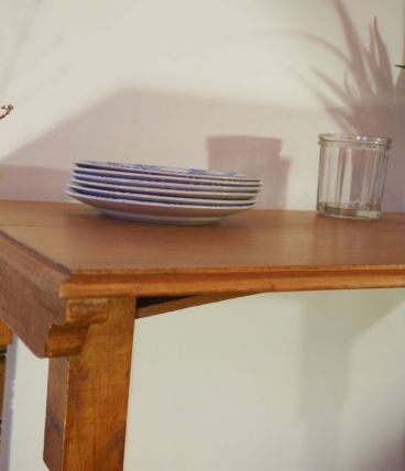 Table ancienne en bois massif naturel aux pieds tournés