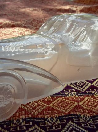Voiture en verre moulé