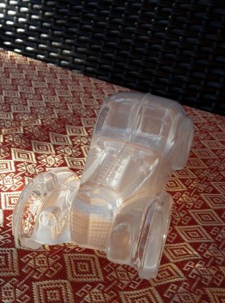 Voiture en verre moulé