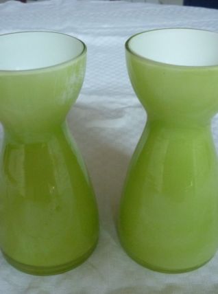 2 petits vases diabolo en verre vert