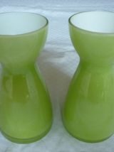 2 petits vases diabolo en verre vert