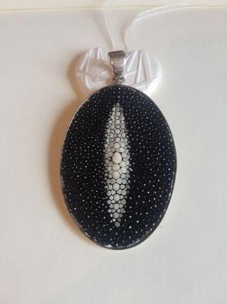 Pendentif en argent et peau de galucha 