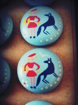 boutons bois bleu ciel motif fille et loup