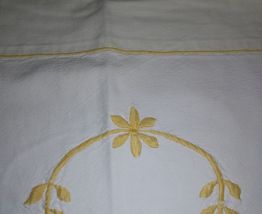 Drap ancien en coton épais brodé motif jaune