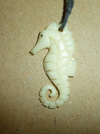 Pendentif Hippocampe en corne