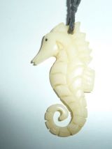 Pendentif Hippocampe en corne