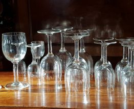 ensemble de verres à pieds gravés 