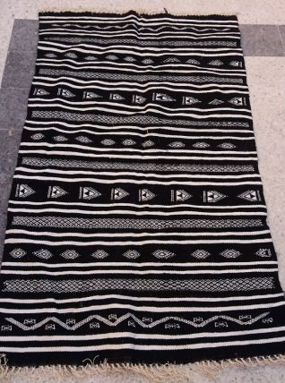 Tapis kilim berbère noir fait à la main en laine 
