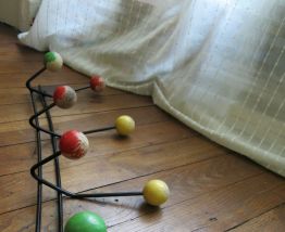 Porte manteau 50s métal &amp; boules bois 8 patères 66cm env.