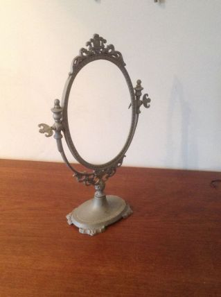 Miroir coiffeuse ou cadre ovale sur pied