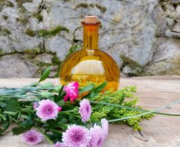 fiole jaune en verre/vase à fleurs