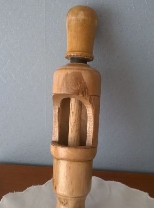 Ancienne bouchonneuse en bois	