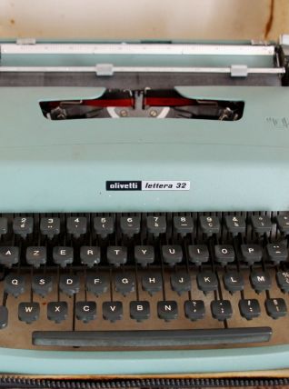 Machine à écrire Olivetti Lettera 32 en très bon état