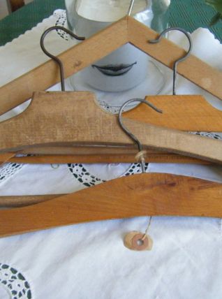 Anciens porte-manteaux en bois formes diverses
