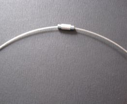 Ancienne petite croix ,en métal blanc avec raz de cou 