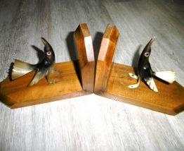 Serre-Livres ancien en bois vernis décor oiseaux en corne