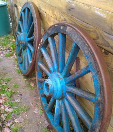Roues et essieu de charrette d'antan
