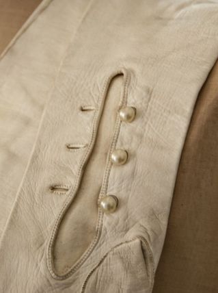 Paire de gants anciens en suède boutons de nacre