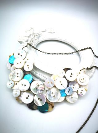 Collier plastron boutons de nacre