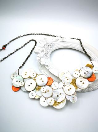 Collier plastron boutons nacres orange