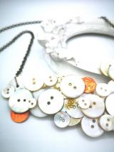 Collier plastron boutons nacres orange