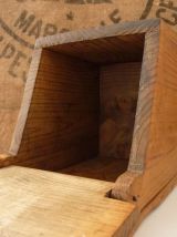 Grande boîte à sel ou à farine en bois, avec accroche murale