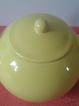 Théière en céramique jaune