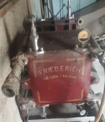 ancienne pompe a filtrer le vin