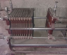 ancienne pompe a filtrer le vin