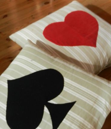 2 superbes coussins cartes à jouer coeur et pique