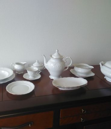 Service de table - Vessaille fine, blanche et liseret or 