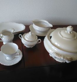 Service de table - Vessaille fine, blanche et liseret or 