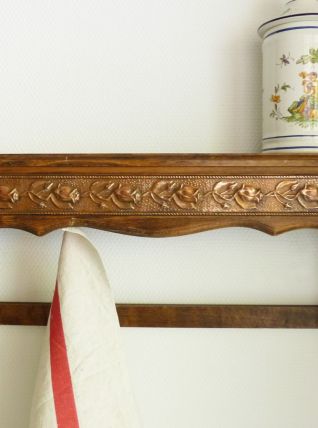 Ancien porte casseroles en bois, recouvert de motifs floraux