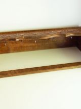 Ancien porte casseroles en bois, recouvert de motifs floraux