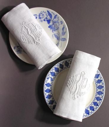 2 Serviettes de Table Brodées Monogramme R.P Français