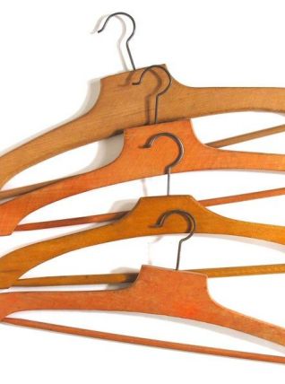 Lot 4 cintres en bois anciens / Dressing 1950