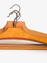 Lot 4 cintres en bois anciens / Dressing 1950