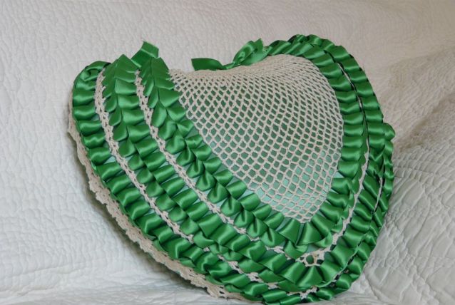 Coussin coeur déco romantic kitsch fait main vert et blanc