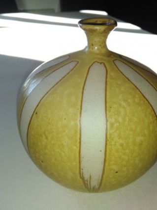 poterie ventrue jaune e blanche