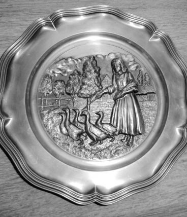 Assiette Etain  ZINN TIN PEWTER décor sculpté en relief