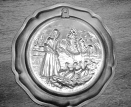 Assiette Etain  ZINN TIN PEWTER décor sculpté en relief