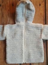 Pull bébé capuche laine beige &amp; écrue, fait main 3 à 6 mois