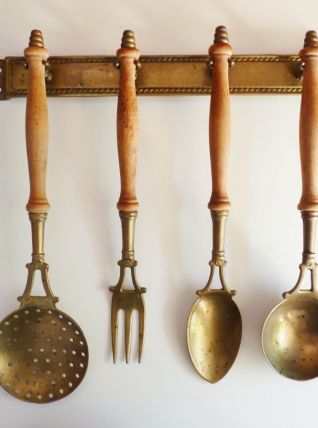 Ancien ustensiles de cuisine en laiton, manche en bois. 
