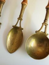 Ancien ustensiles de cuisine en laiton, manche en bois. 